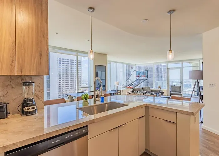 Modern Highrise Sanctuary, Gym, Pool, Prking, W-d, Golf Apartamento