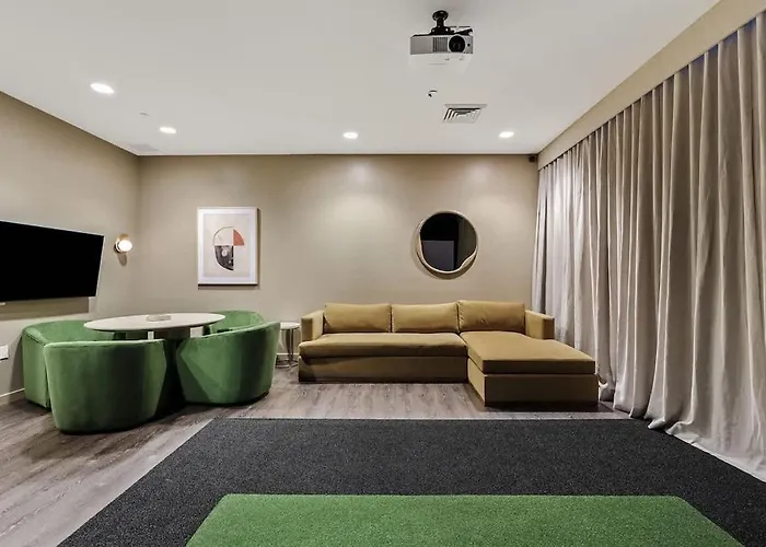 Modern Highrise Sanctuary, Gym, Pool, Prking, W-d, Golf Apartamento