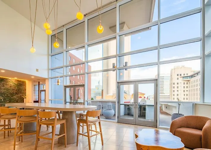 Modern Highrise Sanctuary, Gym, Pool, Prking, W-d, Golf