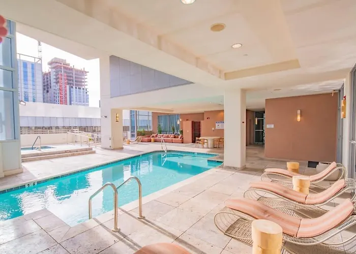 Modern Highrise Sanctuary, Gym, Pool, Prking, W-d, Golf Apartamento *